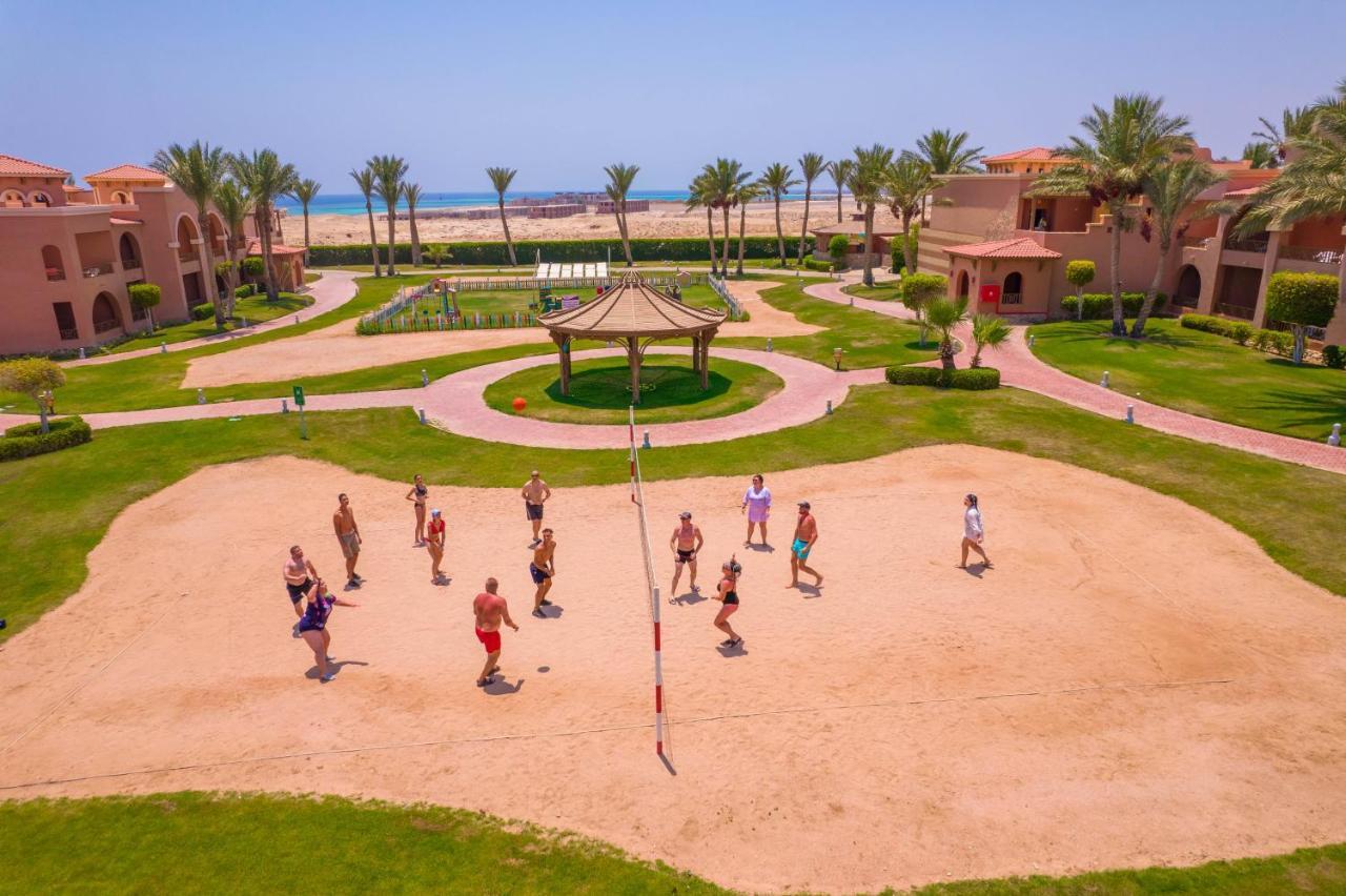 Charmillion Gardens Aquapark Ξενοδοχείο Σαρμ Ελ Σέιχ Εξωτερικό φωτογραφία Tourists playing beach volleyball in Egypt