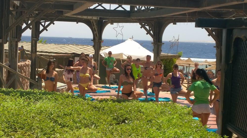 Charmillion Gardens Aquapark Ξενοδοχείο Σαρμ Ελ Σέιχ Εξωτερικό φωτογραφία A yoga class at a resort in Crete, Greece